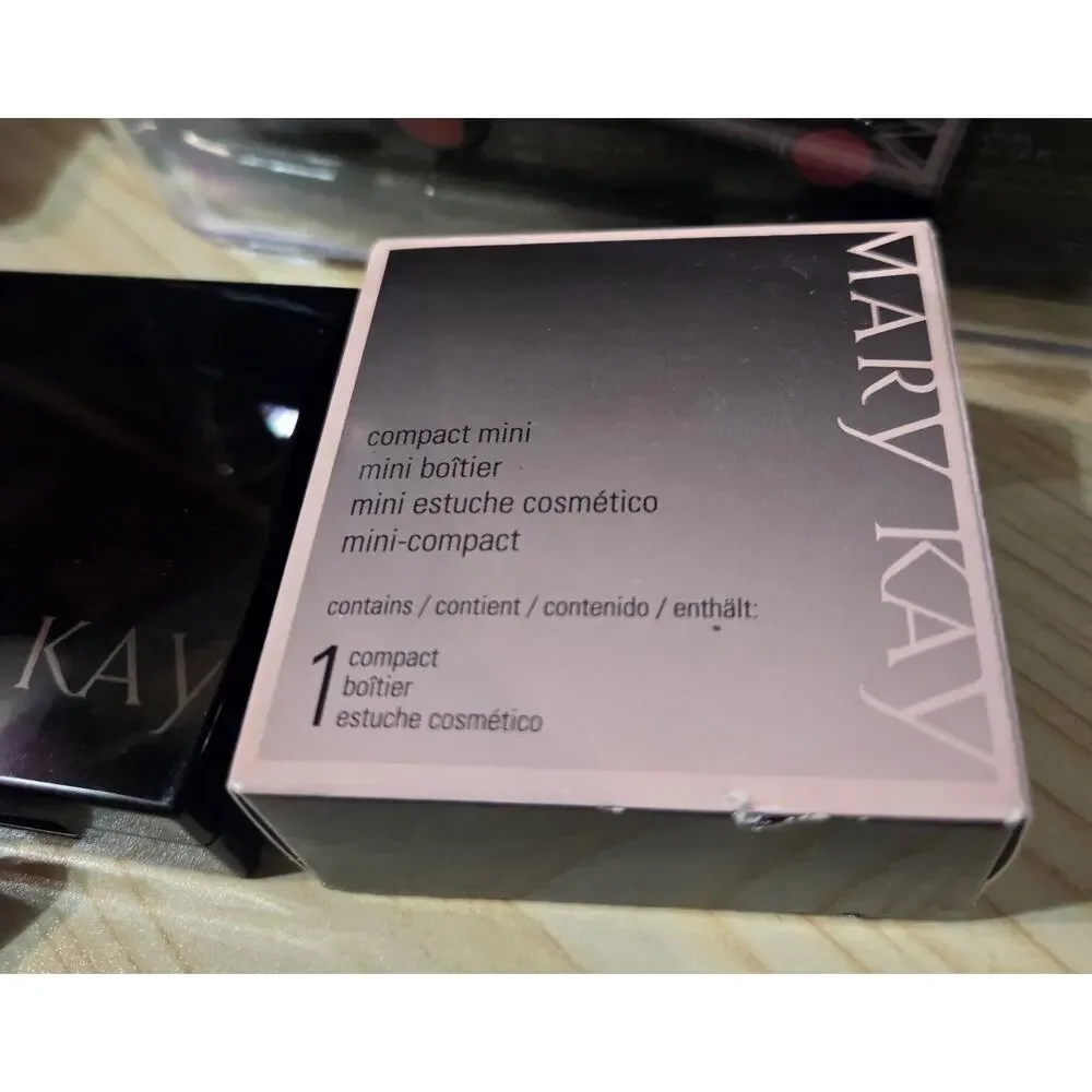 MARY KAY COMPACT MINI REFILLABLE MAGNETIC CASE FOR POWDER EYE OR CHEEK COLORS